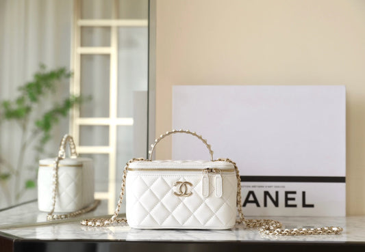 CHANEL 25S СУМКА-КЕЙС 17 СМ З БІЛОЇ ОВЕЧОЇ ШКІРИ ЗІ СТРАПОМ З ПЕРЛІВ