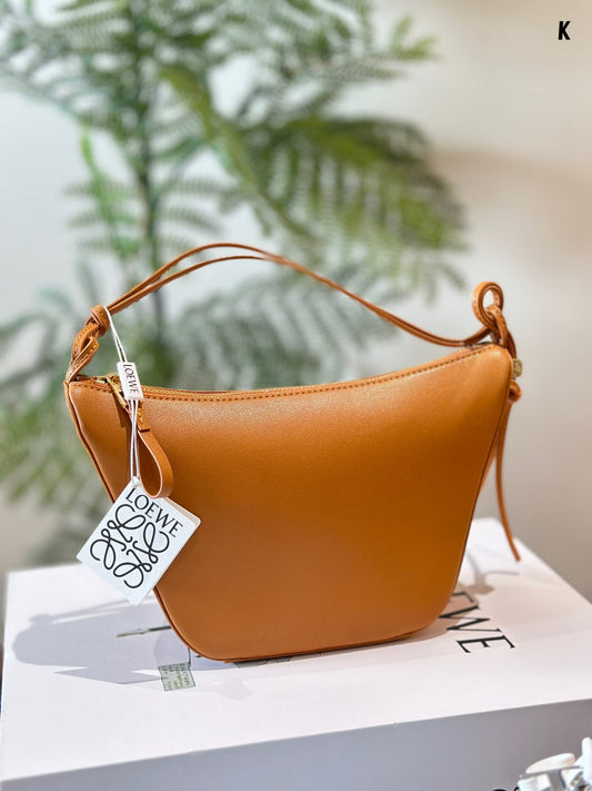 СУМКА LOEWE LUNA HOBO 27 З ТЕЛЯЧОЇ ШКІРИ ТЕПЛОГО ПІСОЧНОГО КОЛЬОРУ
