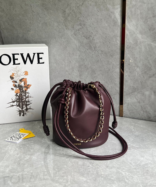 Сумка-відро LOEWE FLAMENCO 32 з м'якої оксамитової шкіри наппа темно-бордового кольору