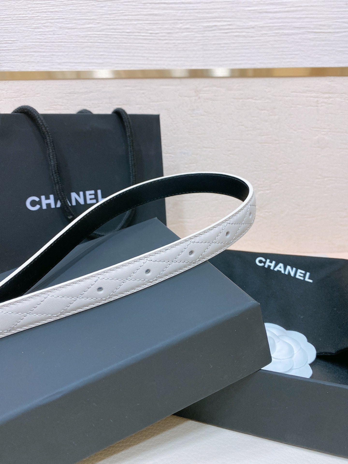 CC BELT 20MM IN WHITE EMBROIDERED CALFSKIN GOLD HARDWARE ATTACH PEARL - 30