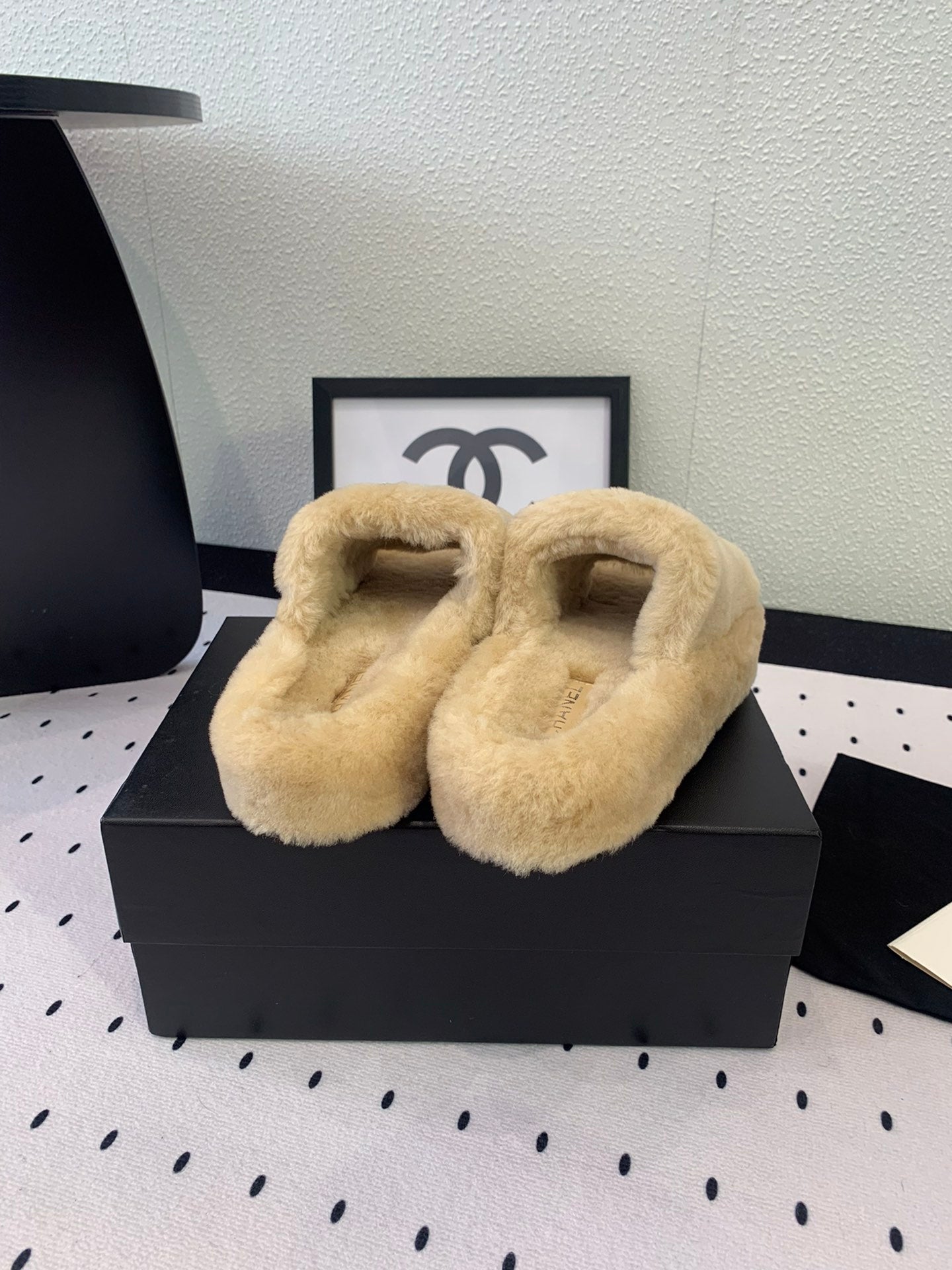 THICK-SOLED SLIPPERS IN BEIGE CREAM SHEEP WOOL - 35