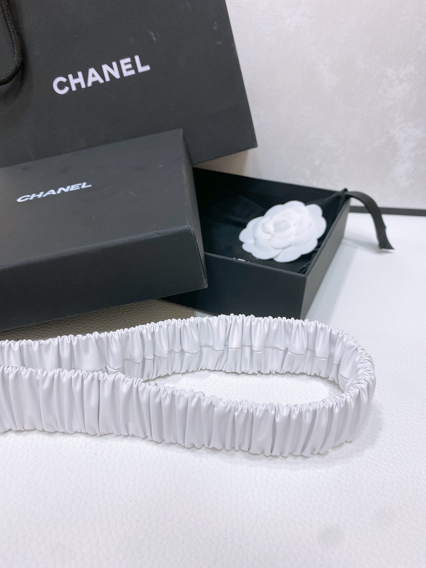 CC ELASTIC BELT 30MM IN WHITE CALFSKIN GOLD HARDWARE WITH RHINSTONES - 30