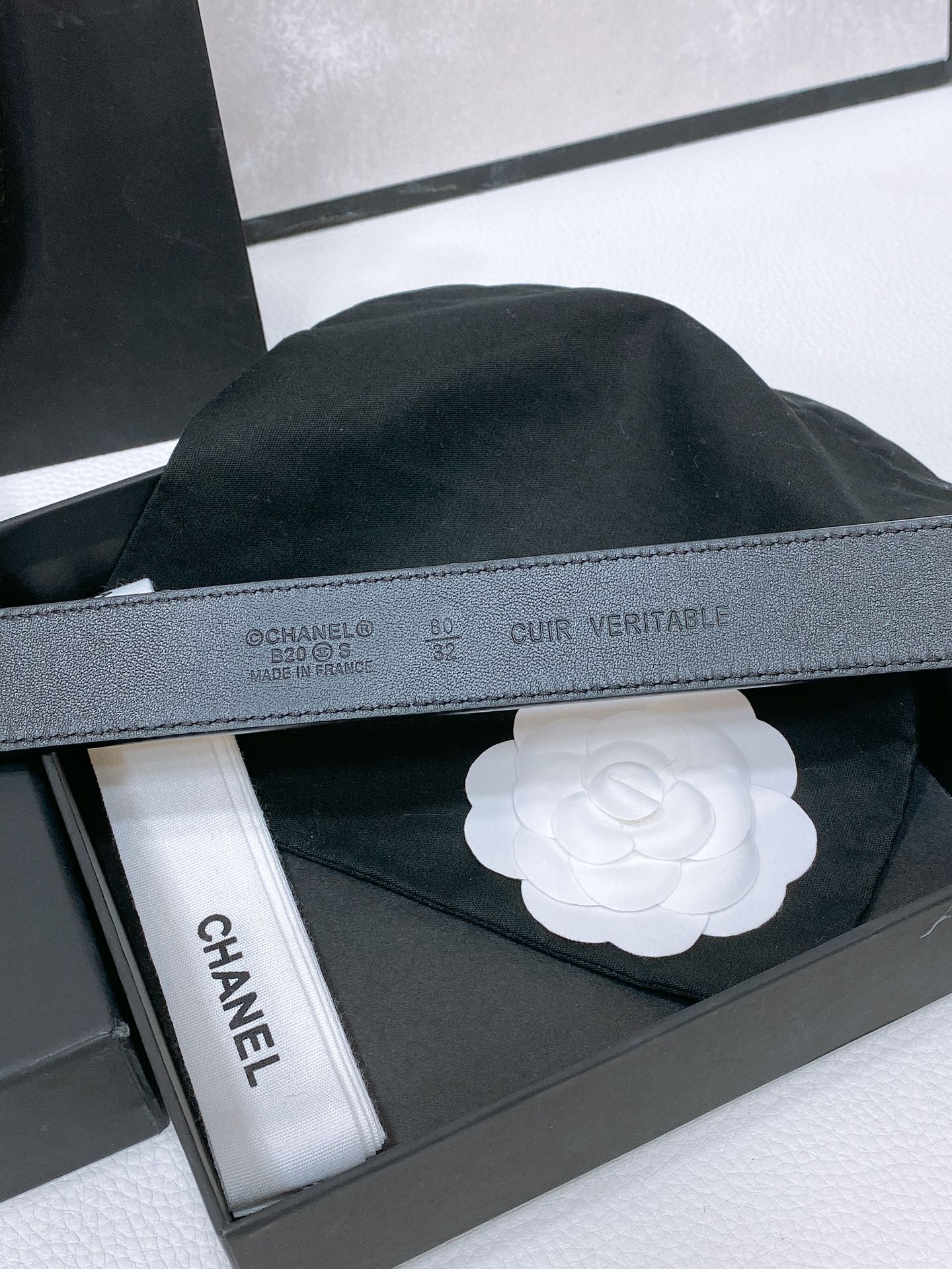 CC BELT 30 MM IN BLACK CALFSKIN PEARL LOGO WITH GOLD HARDWARE - 30