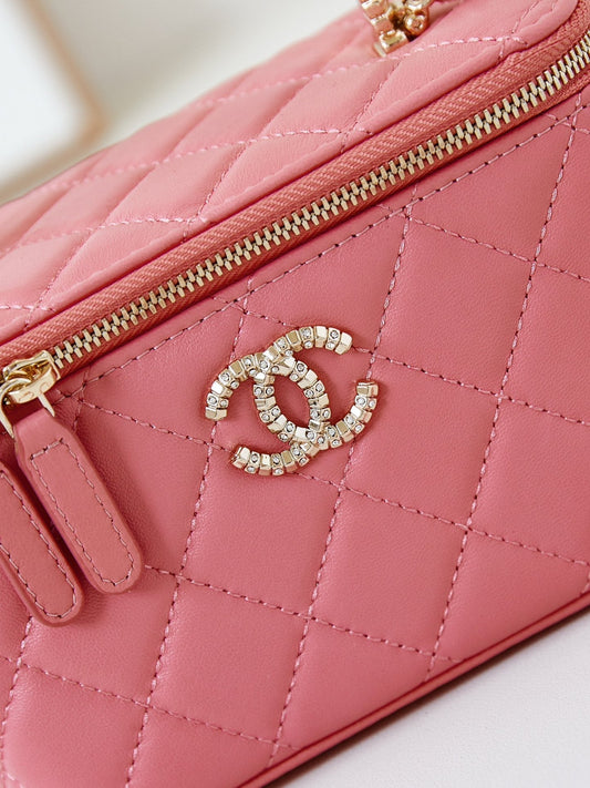 CHANEL 25S МІНІ СУМКА-ВІНТАЖНИЦЯ 16 СМ ЗІ ШКІРИ ЯГНЯТИ КОЛЬОРУ ПЕРСИКОВОГО РОЖЕВОГО З ЛОГОТИПОМ CC, ПРИКРАШЕНИМ КРИСТАЛАМИ