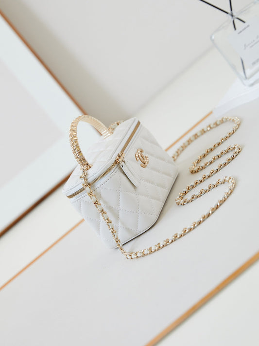СУМКА-ВАНІТІ CHANEL 25S MINI, 16 СМ, З БІЛОЇ ШКІРИ ЯГНЯТИ З ЛОГОТИПОМ CC, ПРИКРАШЕНИМ КРИСТАЛАМИ