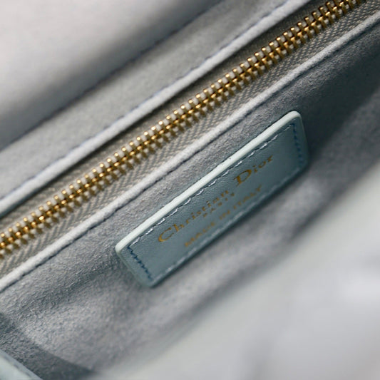 СУМКА MINI LADY BAG 17 З стьобаної ШКІРИ ТЕЛЯТИ MACROCANNAGE БЛАКИТНОГО КОЛЬОРУ З ЗЕЛЕНИМ РЕМЕНЕМ