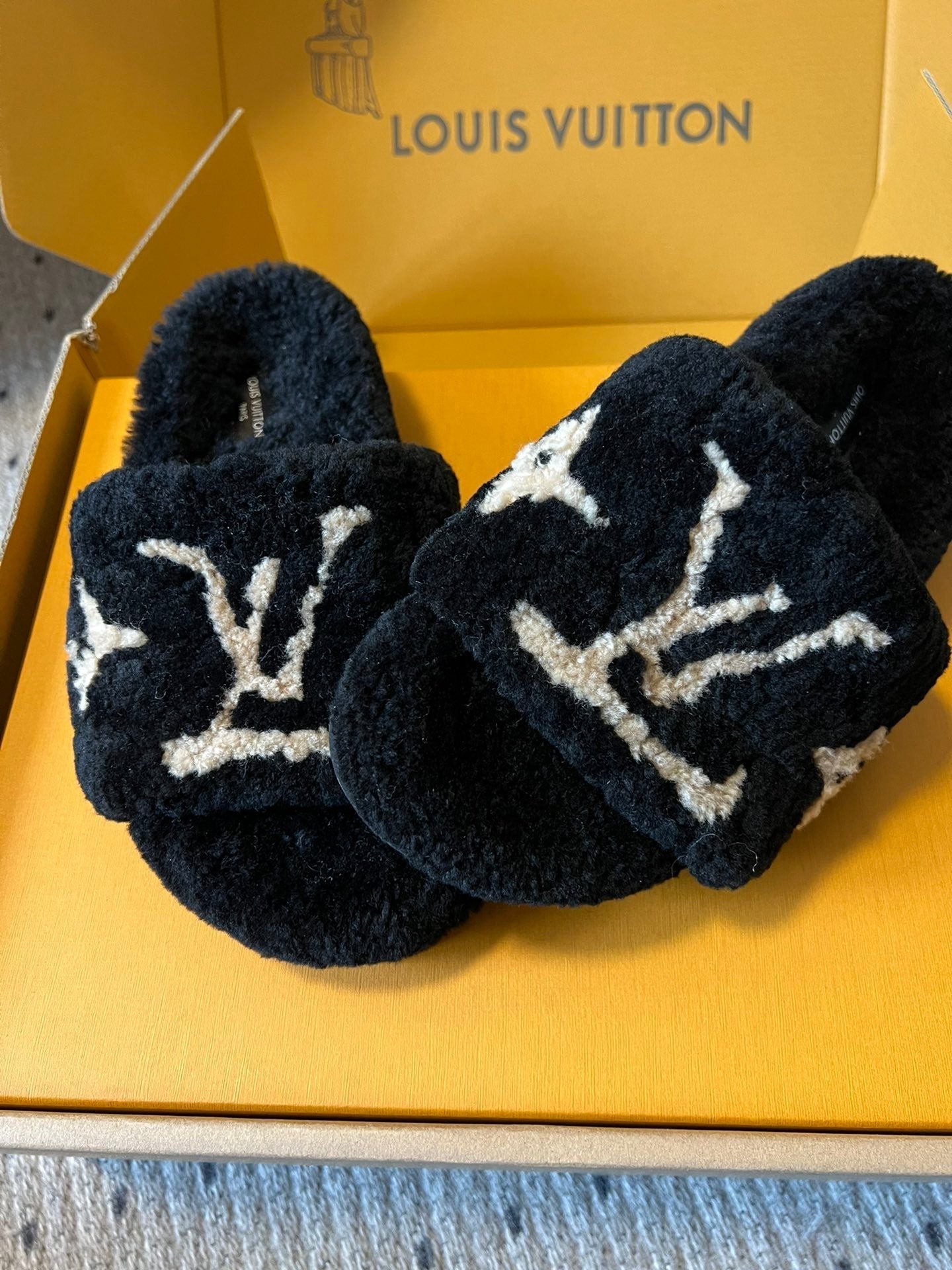 SLIPPER IN BLACK FLEECE WITH BEIGE LOGO - 35