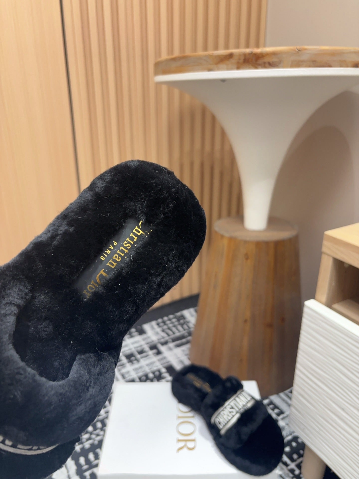 THICK-SOLE SLIPPERS BLACK SHEARLING WITH EMBROIDERED LOGO - 35
