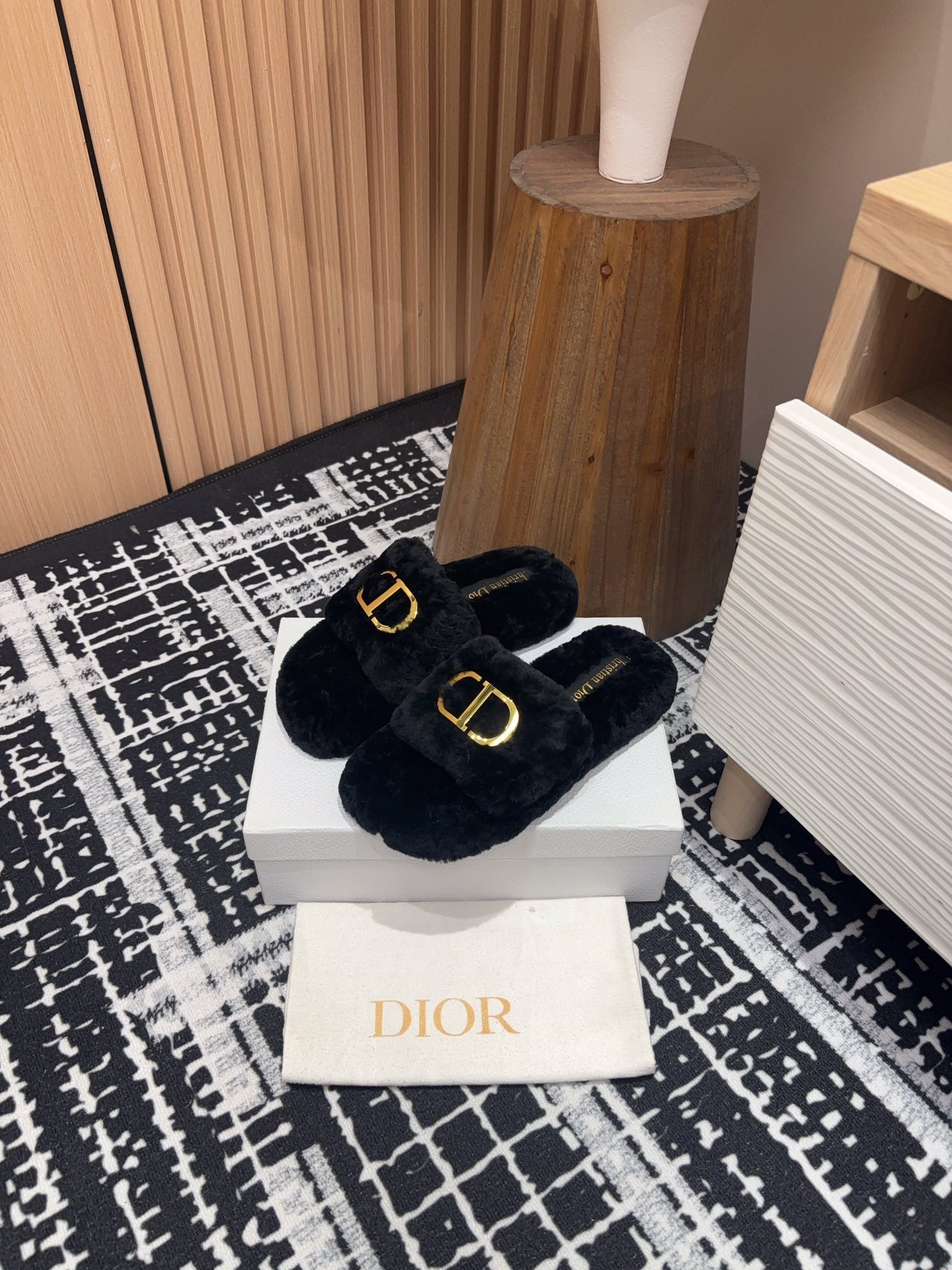 THICK-SOLE SLIPPER IN BLACK FLEECE WITH GOLD LOGO - 35