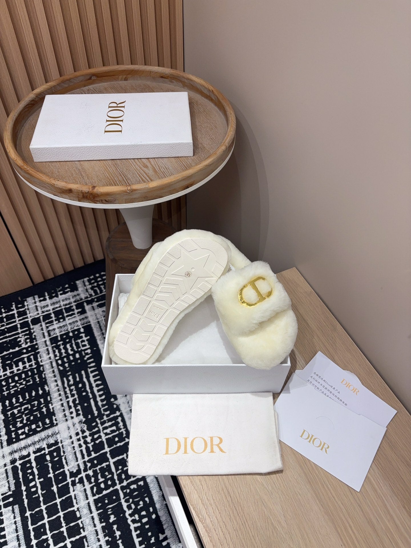 THICK-SOLE SLIPPER IN WHITE CREAM FLEECE WITH GOLD LOGO - 35