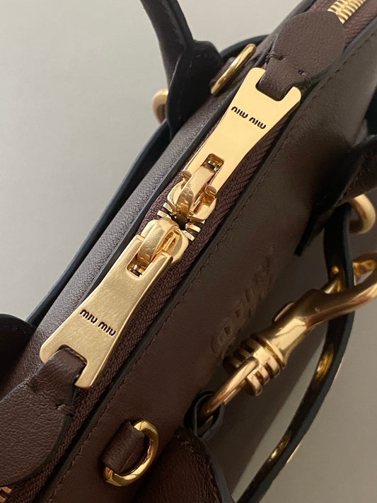 СУМКА AVENTURE NAPPA MINI 21 З ТЕЛЯЧОЇ ШКІРИ КОЛЬОРУ BRUNETTE BROWN З ФУРНІТУРОЮ ЗІ ЗОЛОТА