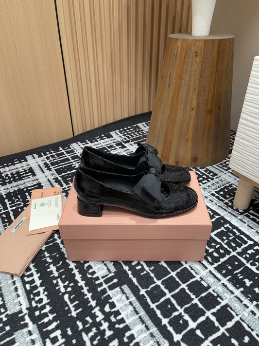 MARY JANE MID HEEL PUMPS IN BLACK PATENT LAMBSKIN WITH BOW - 35