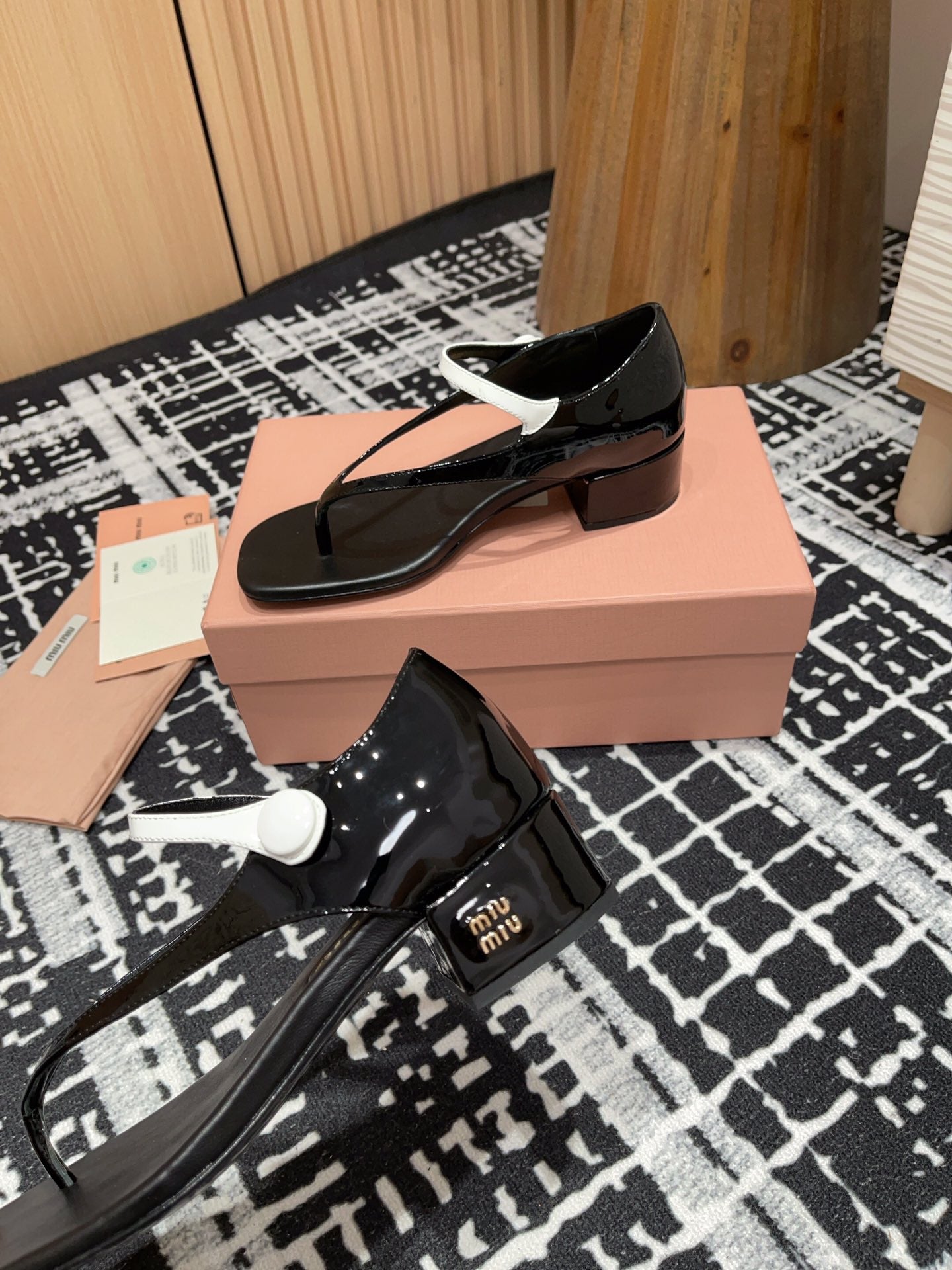 HIGH THONG SANDALS WITH WHITE STRAP IN BLACK GLOSSY LAMBSKIN - 35