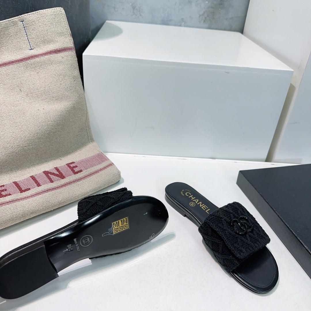 KNIT BLACK FABRIC FLAT SLIDE - 35