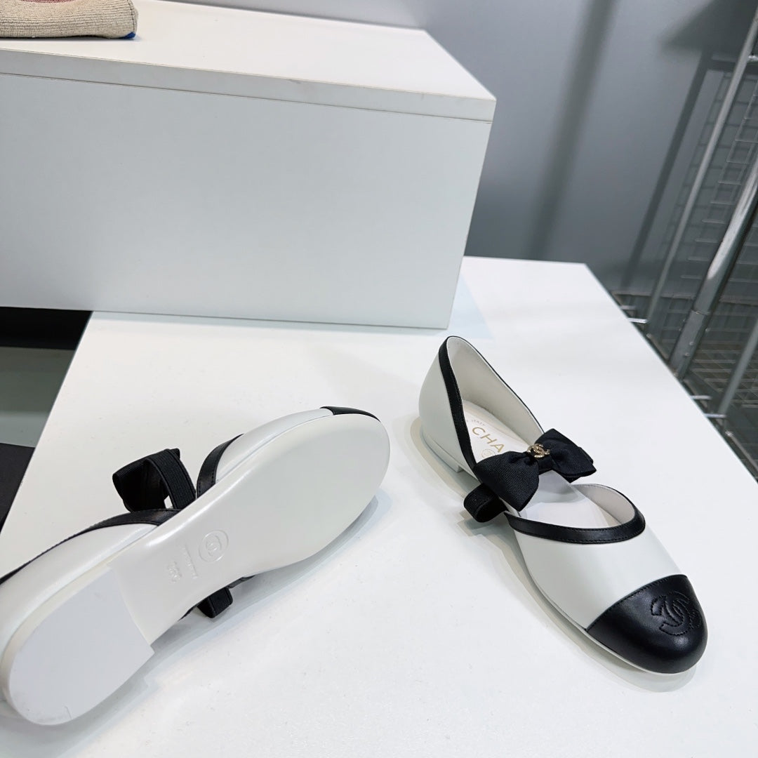 CHANEL FLAT MARY JANE SHOES 25S IN WHITE MIX BLACK LAMBSKIN EMBOSSED LOGO WITH BOW - 35