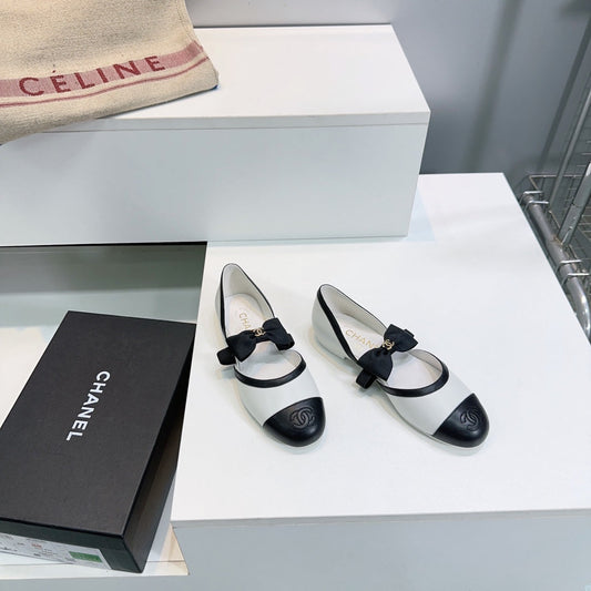 CHANEL FLAT MARY JANE SHOES 25S IN WHITE MIX BLACK LAMBSKIN EMBOSSED LOGO WITH BOW - 35