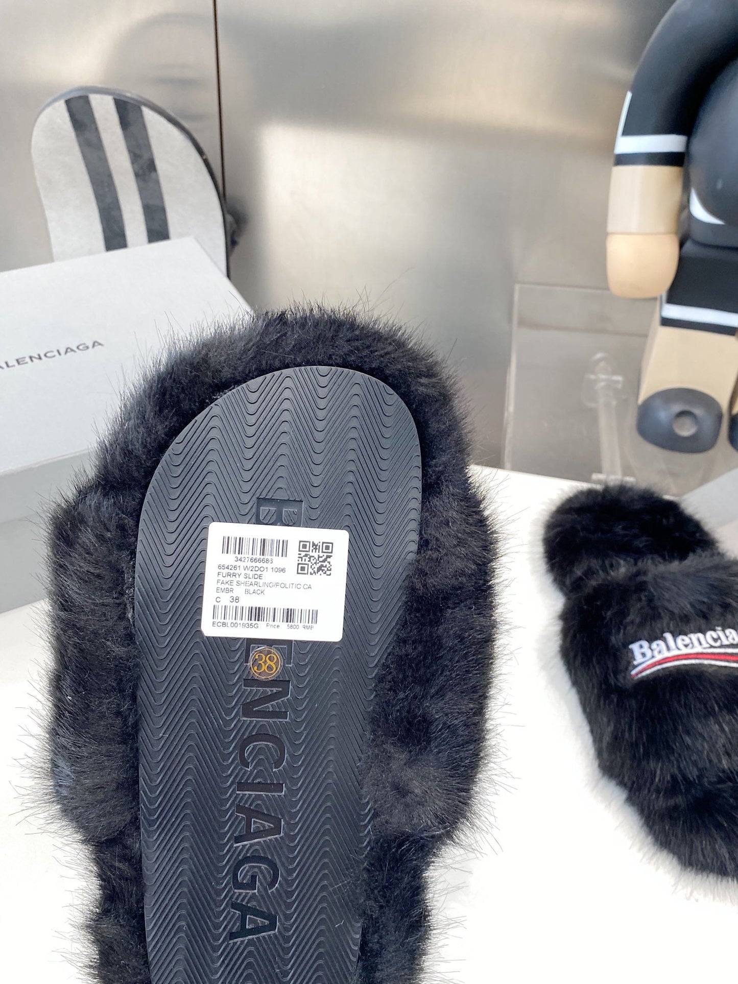 BALENCIAGA 25S FUR SLIPPERS IN BLACK FAUX SHEARLING - 35