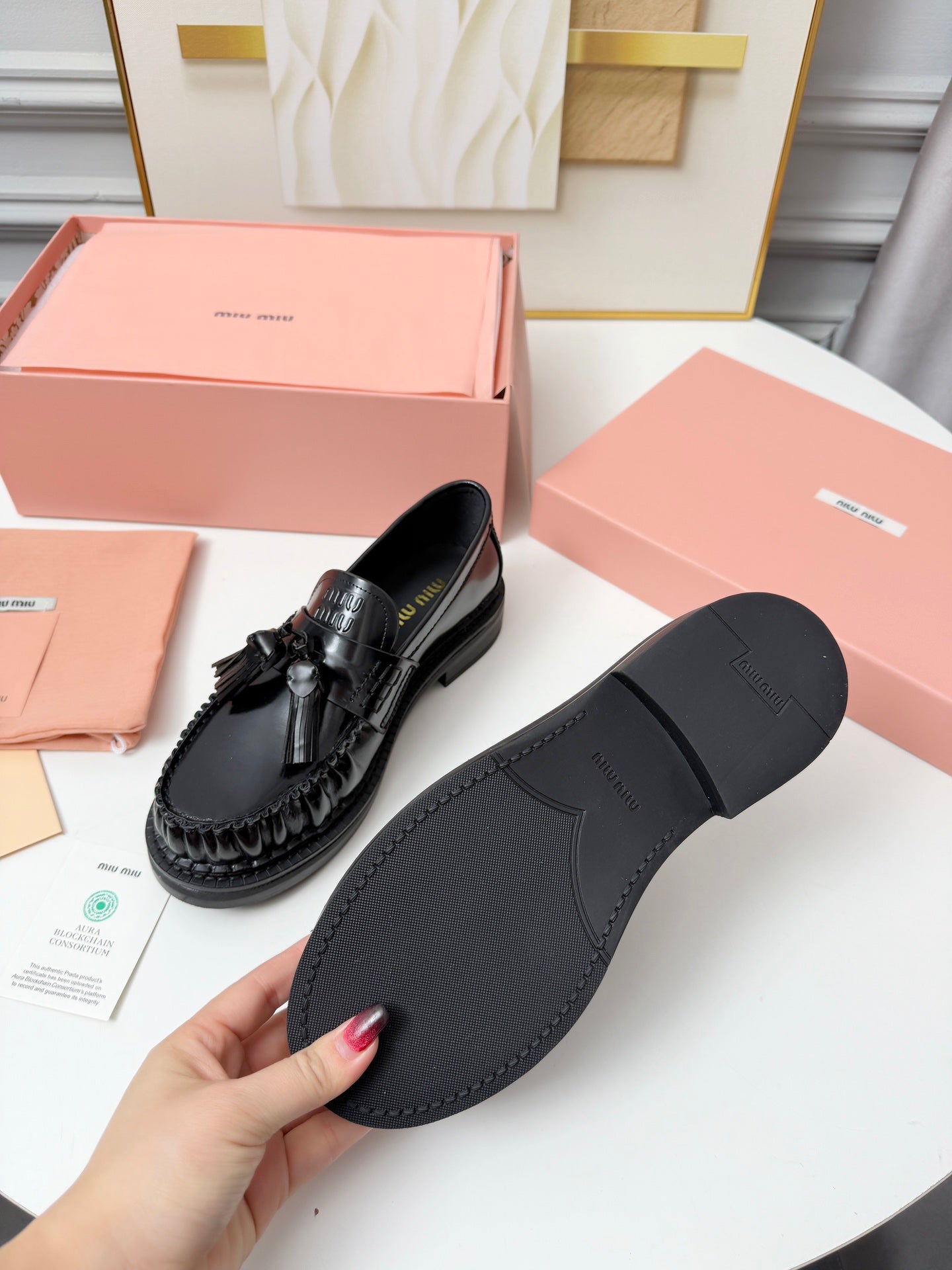 ЖІНОЧІ ЛОФЕРИ MIUMIU 26S ЗІ ШКІРИ ТЕЛЯТИ ЧОРНОГО КОЛЬОРУ З КИТИЦЯМИ