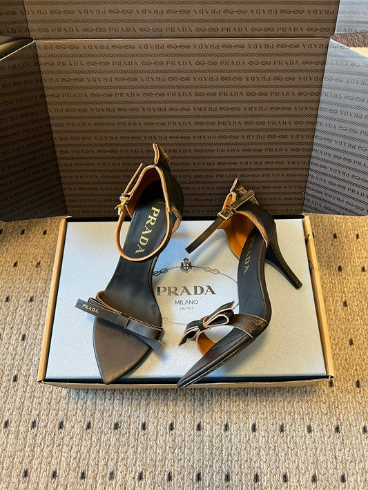 БОСОНІЖКИ PRADA 26S НА ВИСОКИХ ПІДБОРАХ (60 ММ) ІЗ ЗАГОСТРЕНИМ НОСОМ ТА РЕМІНЦЯМИ З ЧОРНОЇ ТЕЛЯЧОЇ ШКІРИ