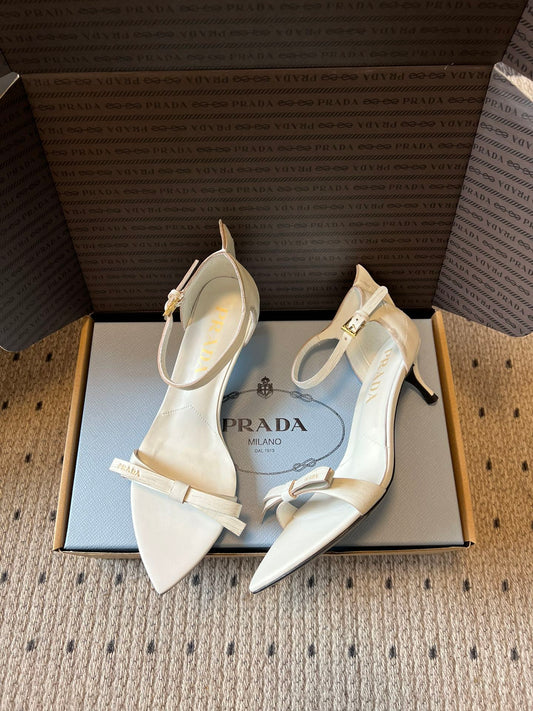 Босоніжки PRADA 26S на підборах 60 мм із гострим носком та ремінцями, з телячої шкіри кремово-білого кольору