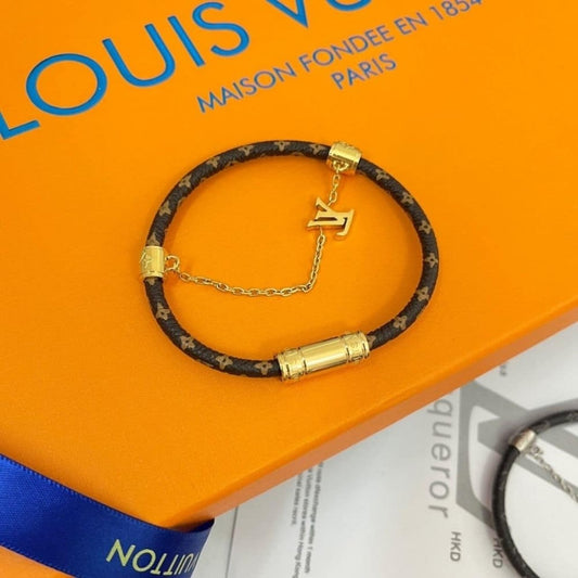 Louis Vuitton Chain It Bracelet Gold M8578E