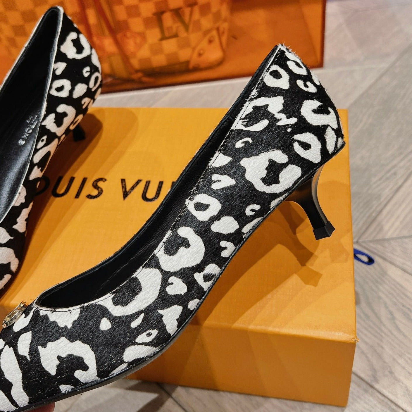 LV SINGLE LOW HEEL PUMP WHITE LEOPARD - 34