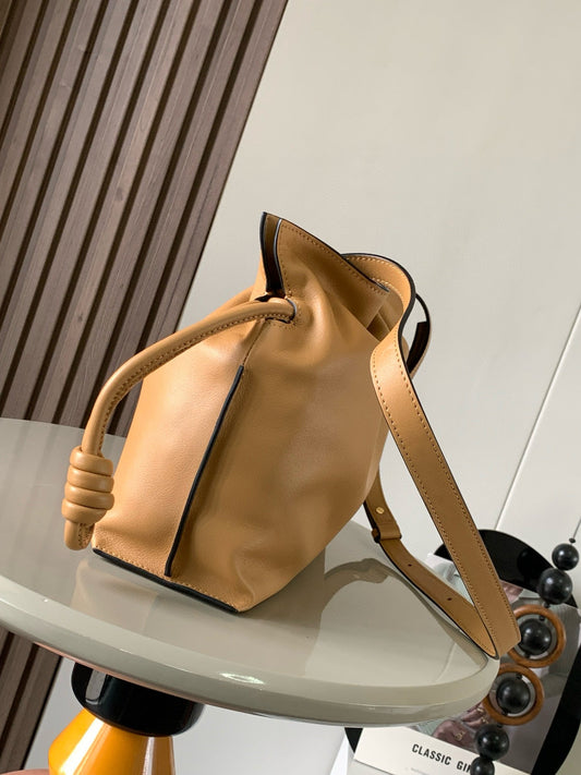 СУМКА LOEWE MEDIUM 30 FLAMENCO KNOT ЗІ ШКІРИ ЯГНЯТИ БЕЖЕВОГО КОЛЬОРУ