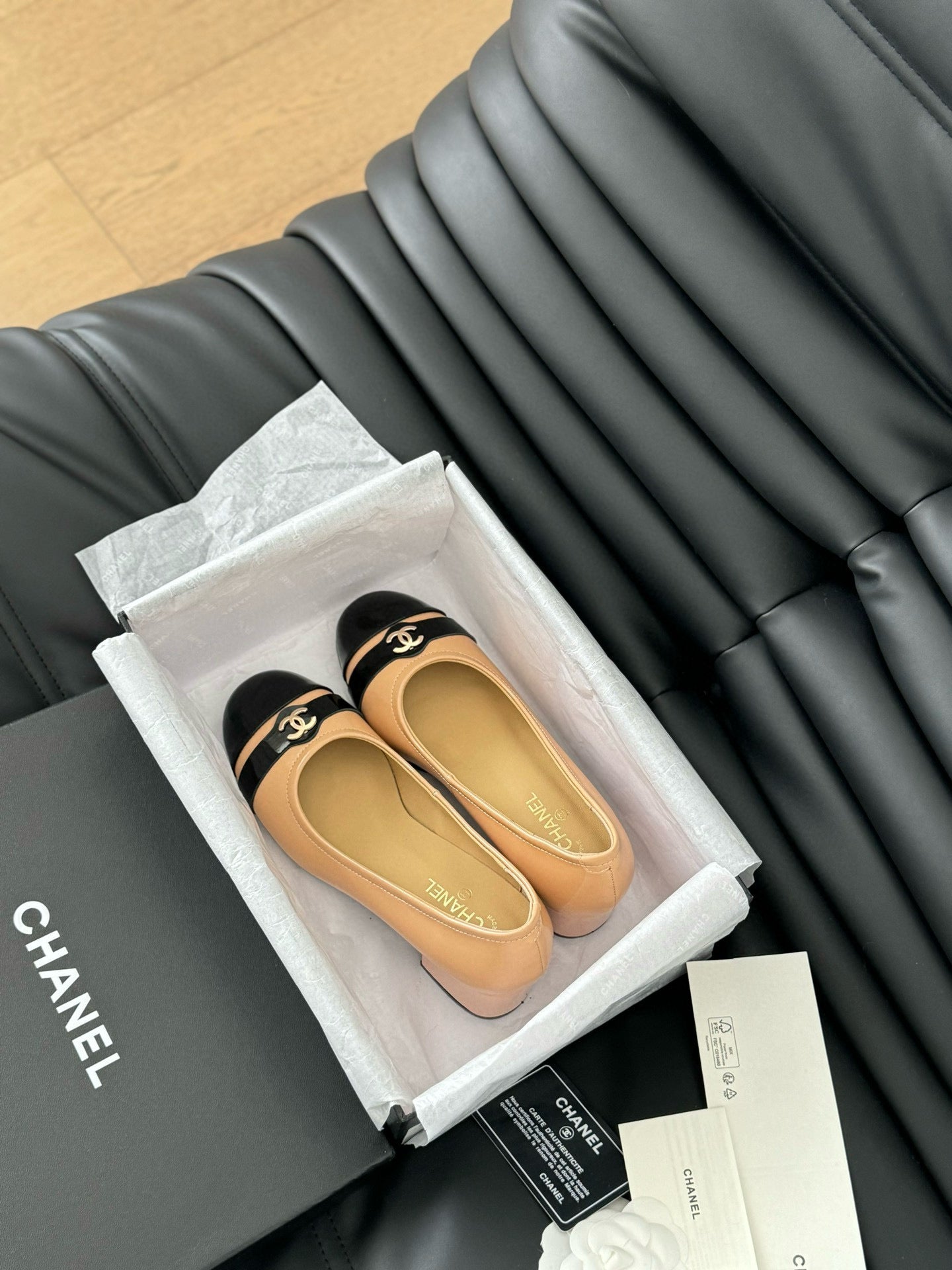 CC CLASSIC PUMPS IN BEIGE AND BLACK CALFSKIN - 35