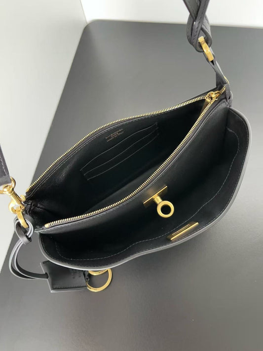 СУМКА RODEO SHOULDER BAG 22 З ЧОРНОЇ ТЕЛЯЧОЇ ШКІРИ ІЗ ЗОЛОТОЮ ФУРНІТУРОЮ