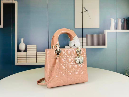 СУМКА LADY BAG 24 БЕЖЕВА ЛАКОВАНА ТЕЛЯЧА ШКІРА ЗОЛОТИСТА ФУРНІТУРА