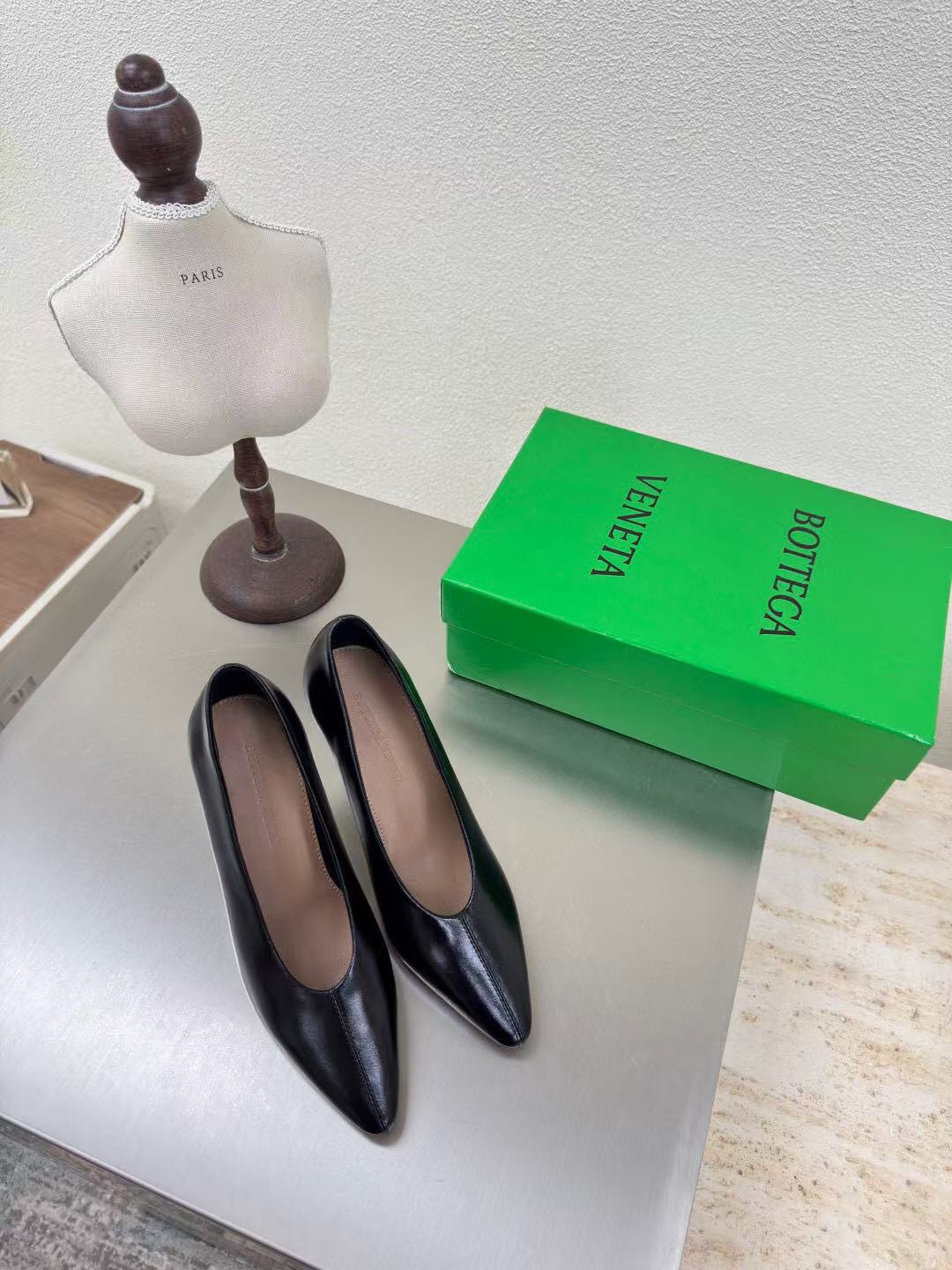 HIGH PUMP IN BLACK SHINY CALFSKIN - 35