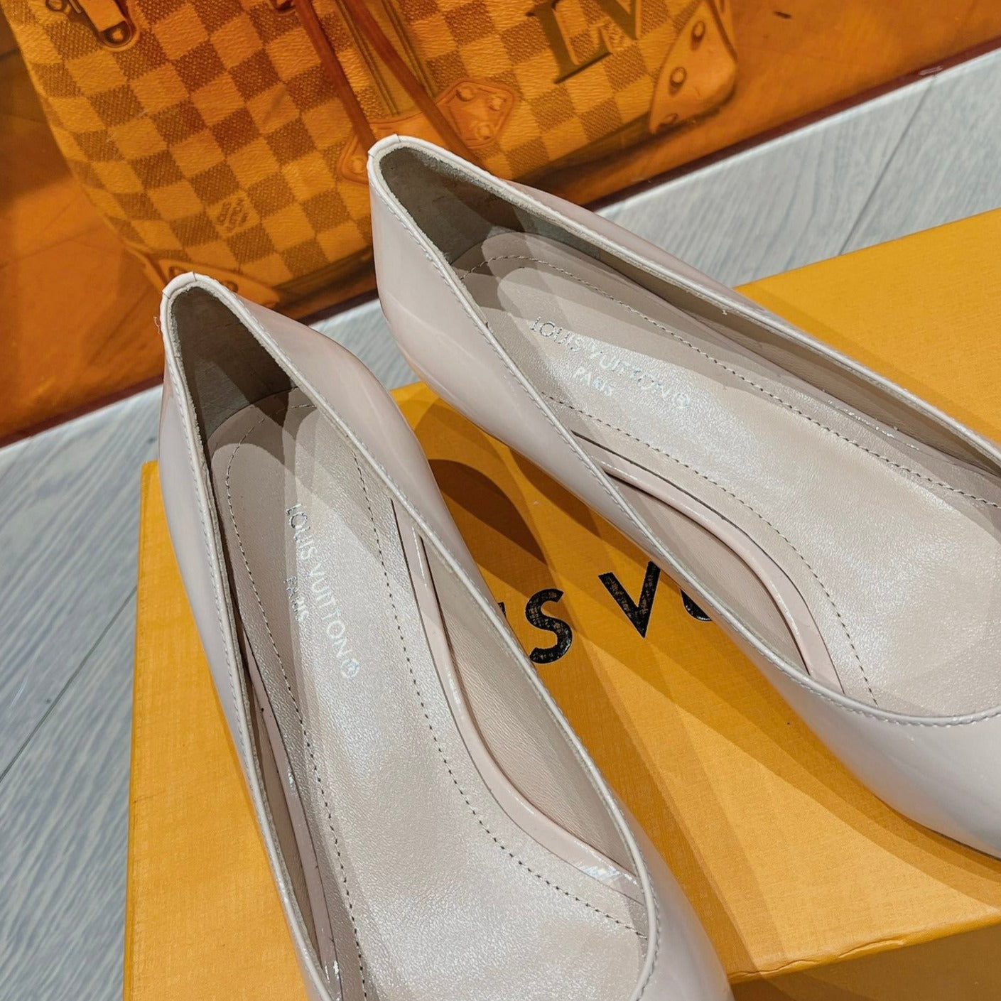 LV SINGLE LOW HEEL PUMP BIEGE - 34