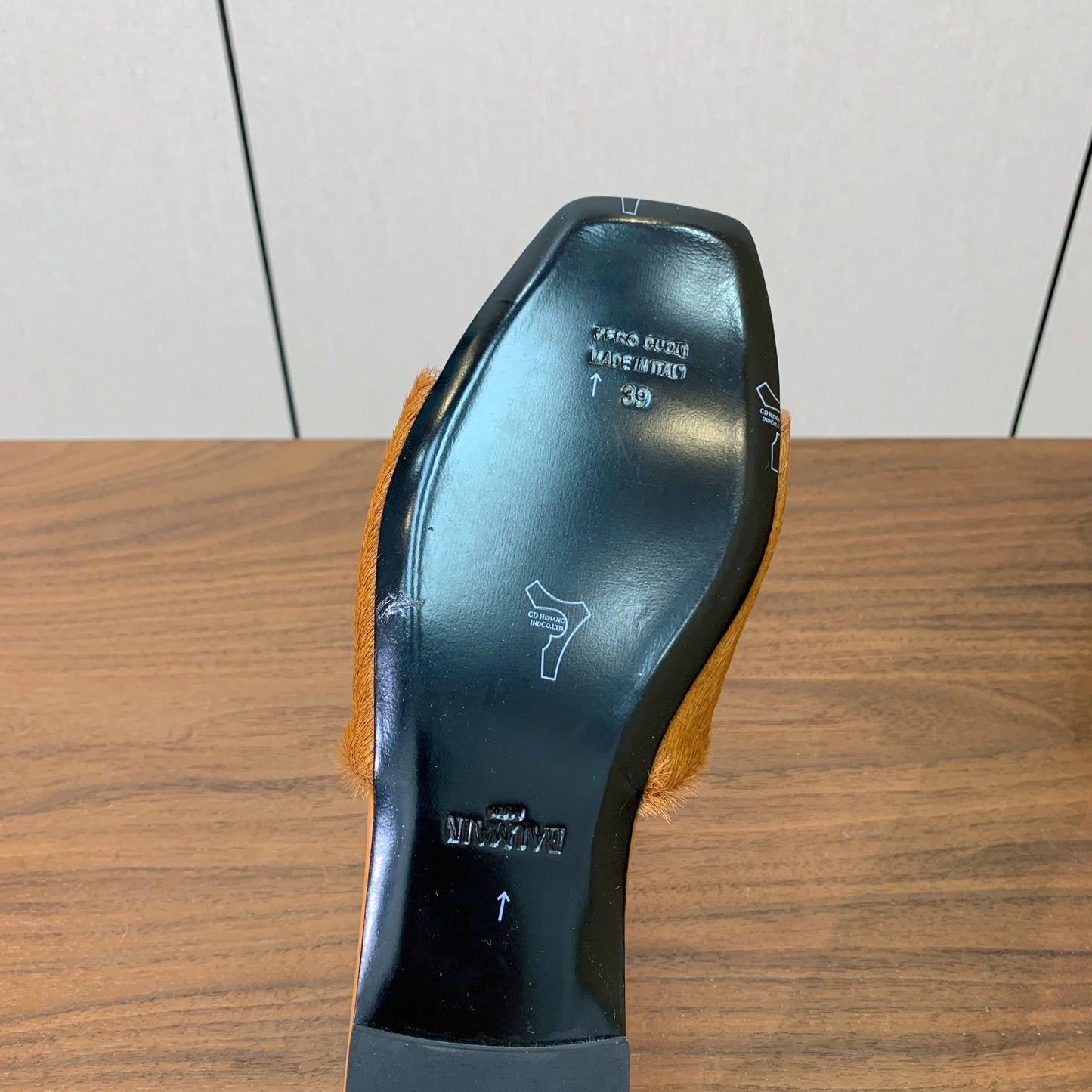 ШЛЬОПАНЦІ BALMAIN 26S ЗІ СТРІЧКОЮ НА ГУБАХ ЗІ СВІТЛО-КОРИЧНЕВОГО ВОЛОССЯ ПОНІ ТА ЗОЛОТИСТОЮ ФУРНІТУРОЮ