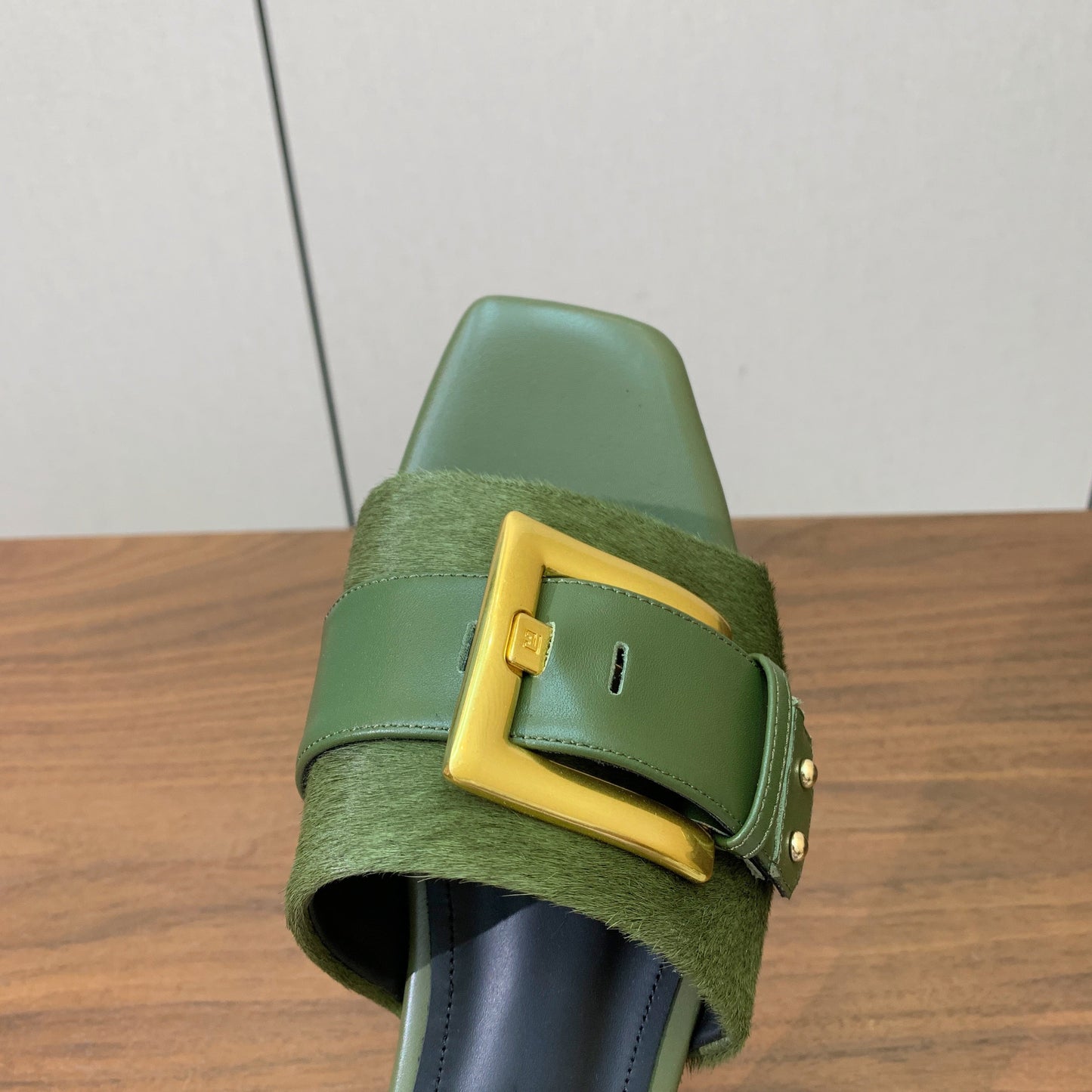 BALMAIN 26S ПЛОСКІ САНДАЛІ B-BELT З ТЕЛЯЧОЇ ШКІРИ ТА ХУТРА ПОНІ ОЛИВКОВОГО КОЛЬОРУ