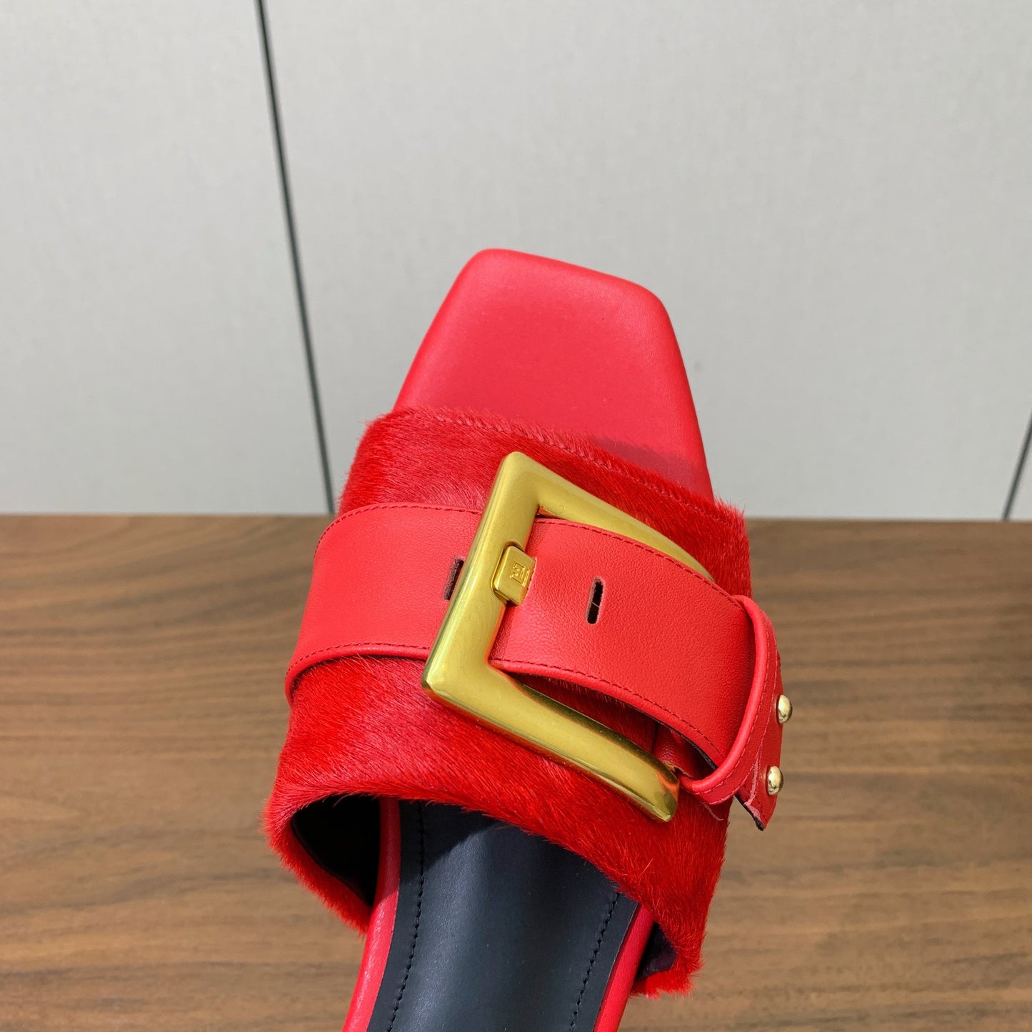 BALMAIN 26S ПЛОСКІ САНДАЛІ B-BELT З ЧЕРВОНОЇ ТЕЛЯЧОЇ ШКІРИ ТА ХУТРА ПОНІ