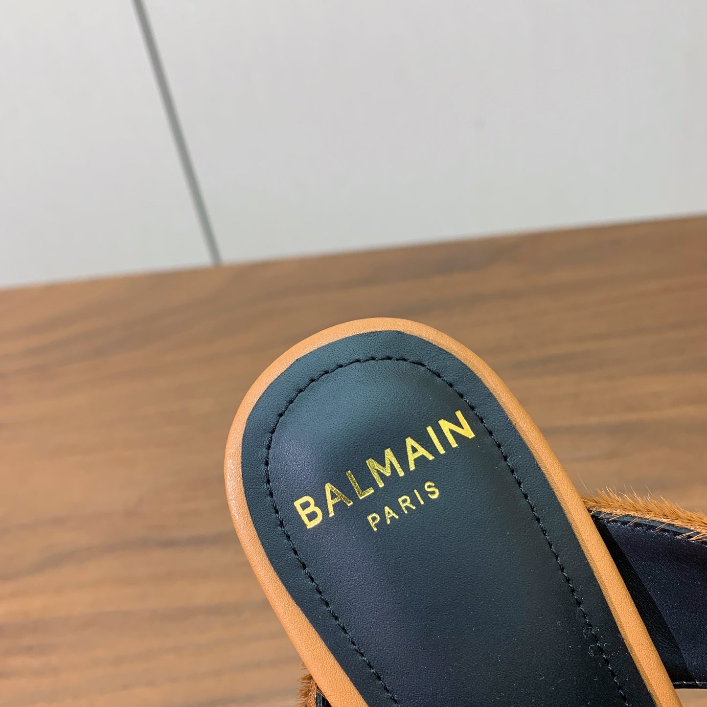 БОСОНІЖКИ-МЮЛІ BALMAIN 26S НА ВИСОКИХ ПІДБОРАХ 95 ММ ЗІ СВІТЛО-КОРИЧНЕВОЇ ТЕЛЯЧОЇ ШКІРИ ТА ХУТРА ПОНІ