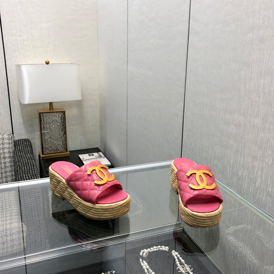 БОСОНІЖКИ НА ТАНКЕТЦІ З ТОВСТОЮ ПІДОШВОЮ З ОВЧИНИ КОЛЬОРУ PUNCH PINK ТА БЕЖЕВОЇ ҐУМИ — 35