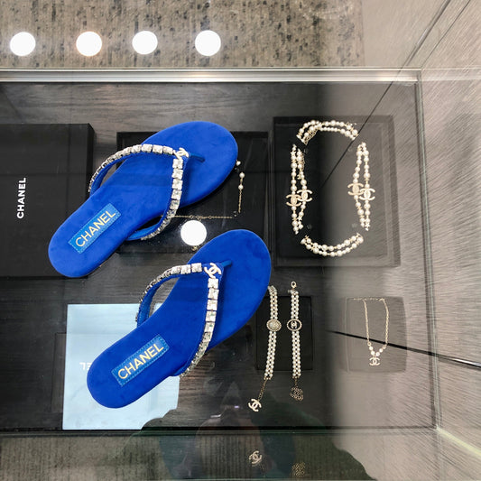ШЛЬОПАНЦІ THONG З КОБАЛЬТОВО-СИНЬОЇ ЗАМШІ З БІЛИМИ КРИСТАЛАМИ – 35