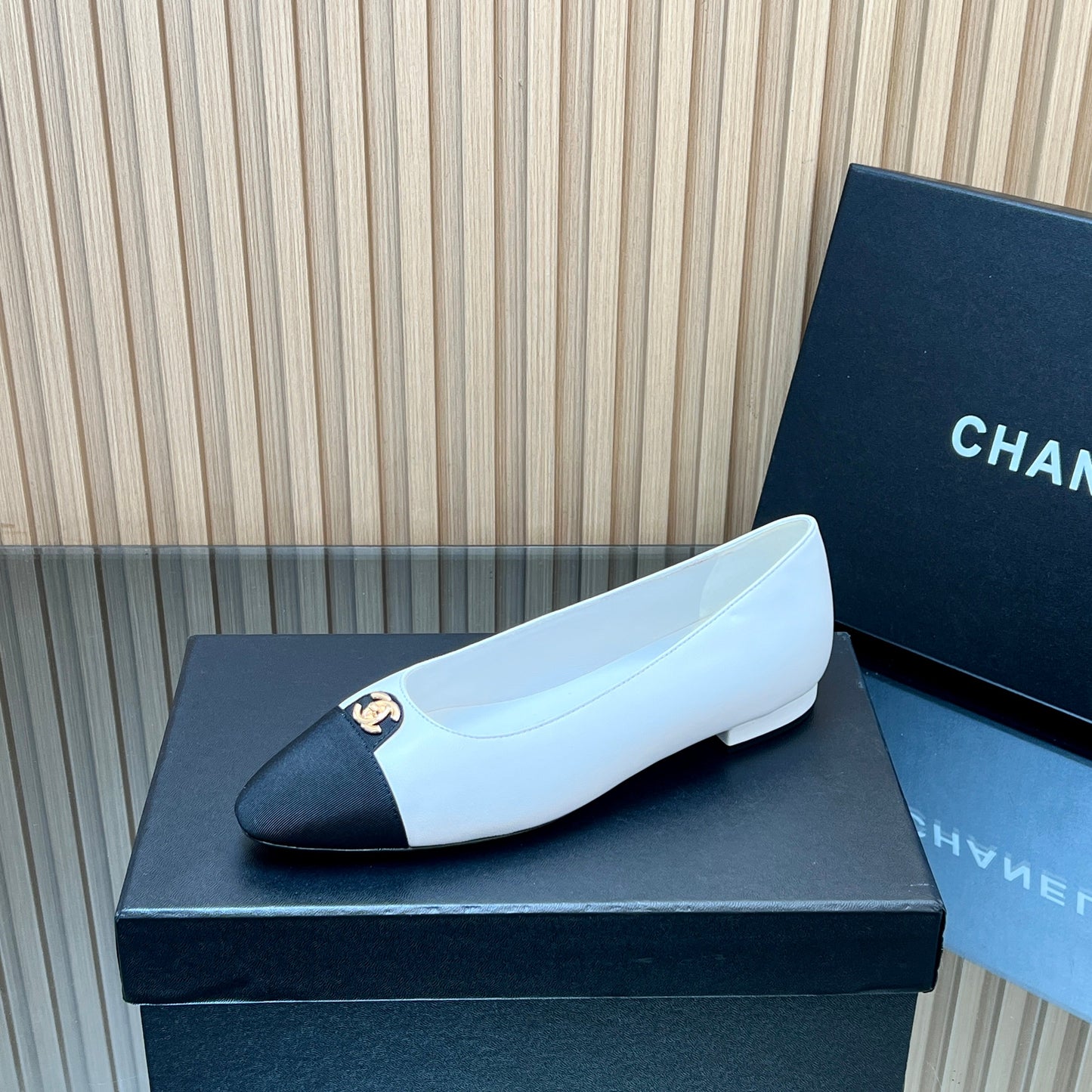 CHANEL 25S BALLET FLATS LOGO IN WHITE CALFSKIN AND BLACK CANVAS GOLD HARDWRE - 35