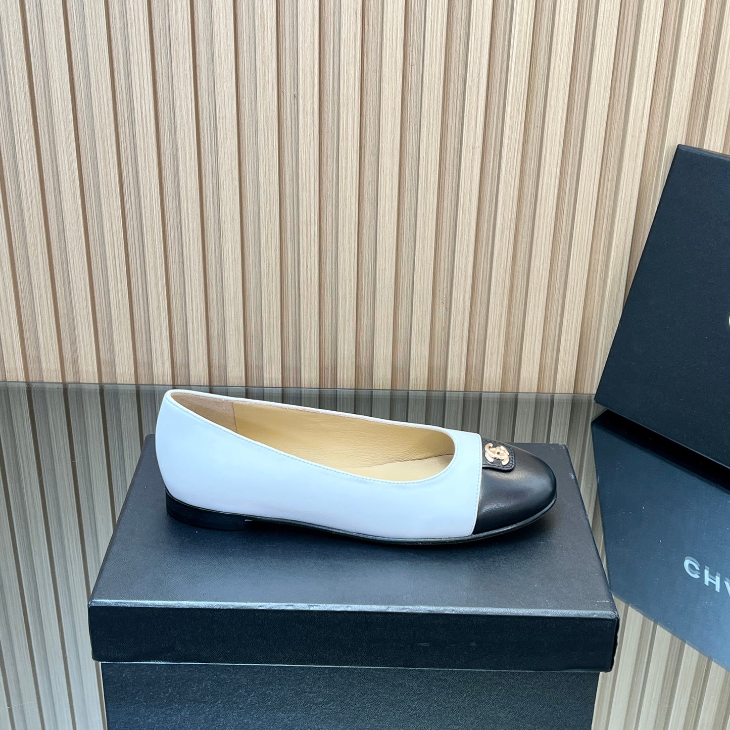 CHANEL 25S BALLET FLATS IN WHITE AND BLACK LAMBSKIN GOLD HARDWRE - 35