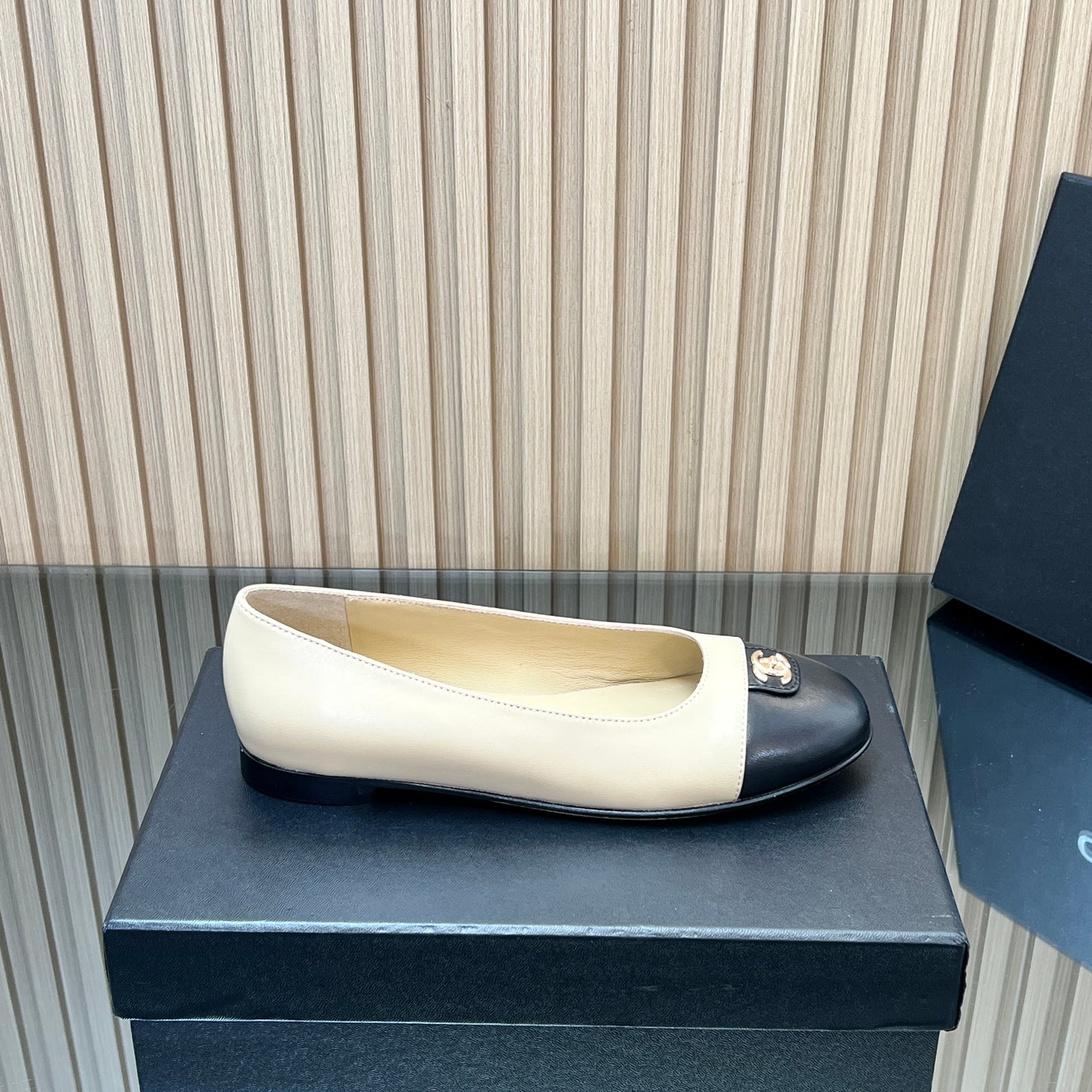 CHANEL 25S BALLET FLATS IN BEIGE AND BLACK LAMBSKIN GOLD HARDWRE - 35