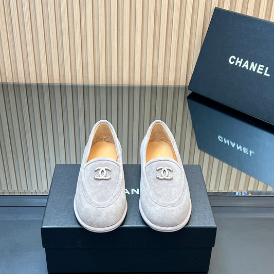 CHANEL 25S ТЕДДІ ЛОФЕРИ 15 ММ ЗІ СВІТЛО-СІРОЇ ЗАМШІ ЗІ СРІБНОЮ ФУРНІТУРОЮ - 35