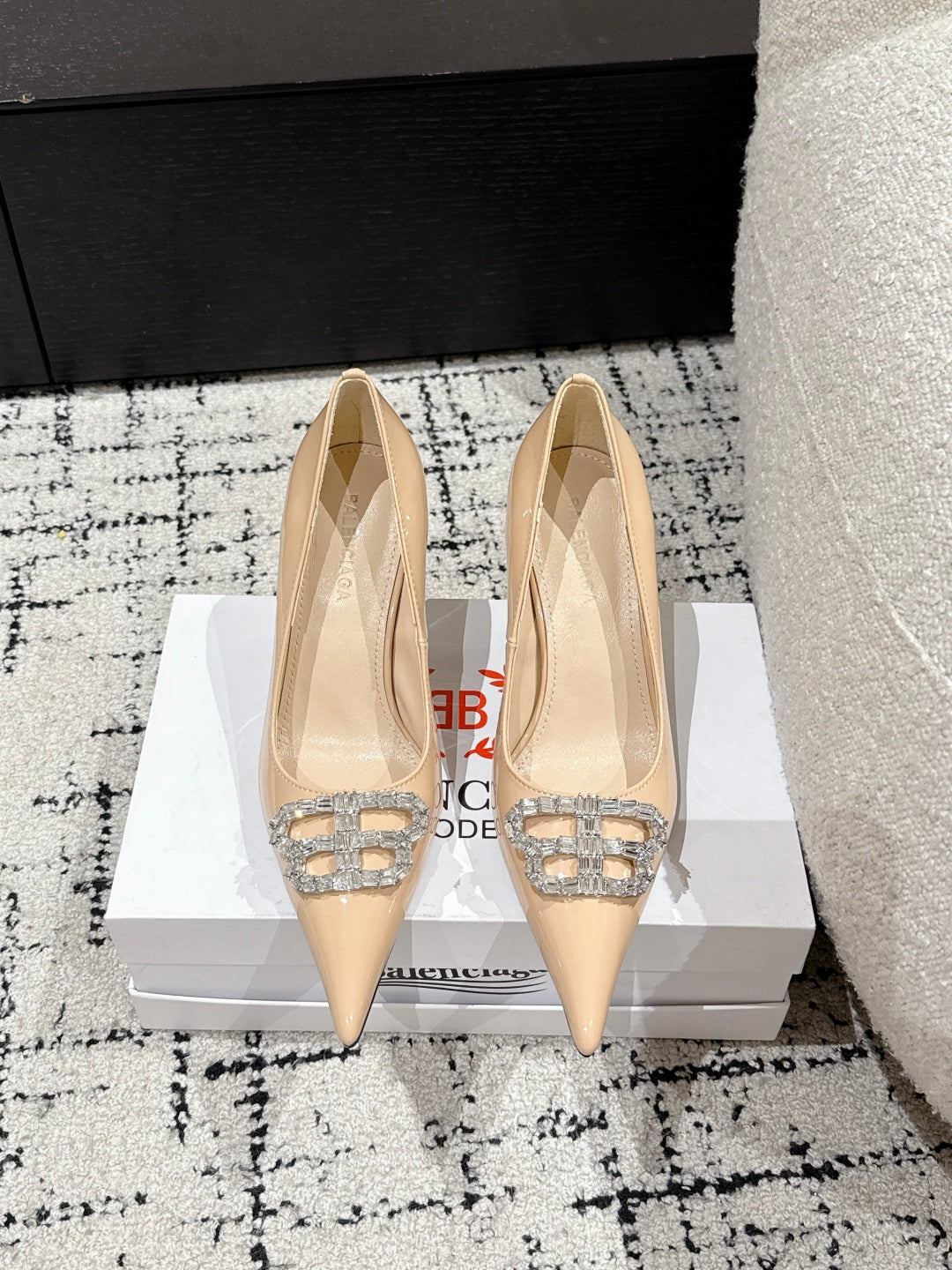 POINTED HIGH PUMPS IN LUXE BEIGE PATENT CALFSKIN WITH CRYSTAL BUCKLE - 34