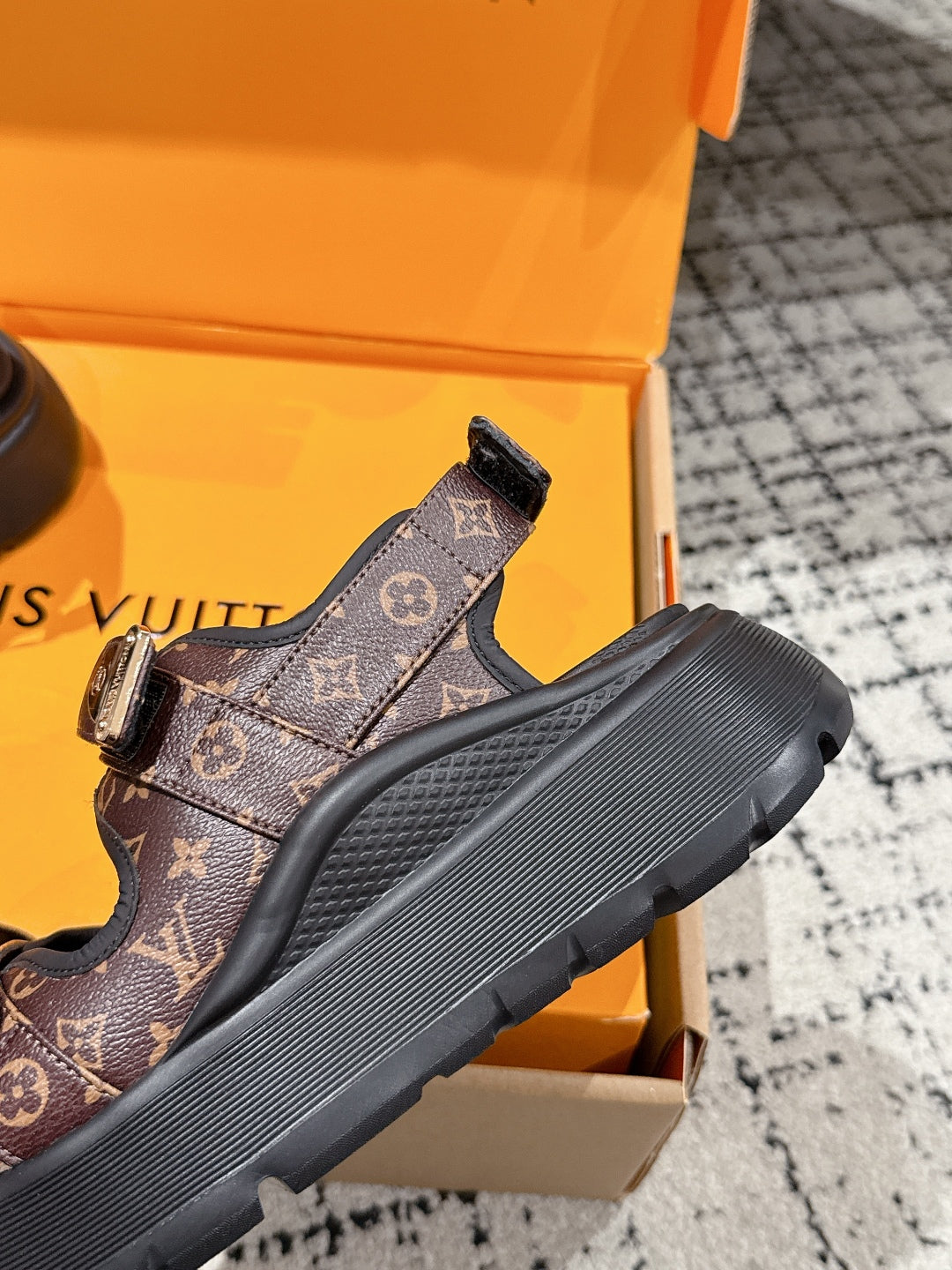 LV WEDGE SANDALS 25S 55 MM IN BROWN AND BLACK CALFSKIN WITH LOGO PATTERN - 35