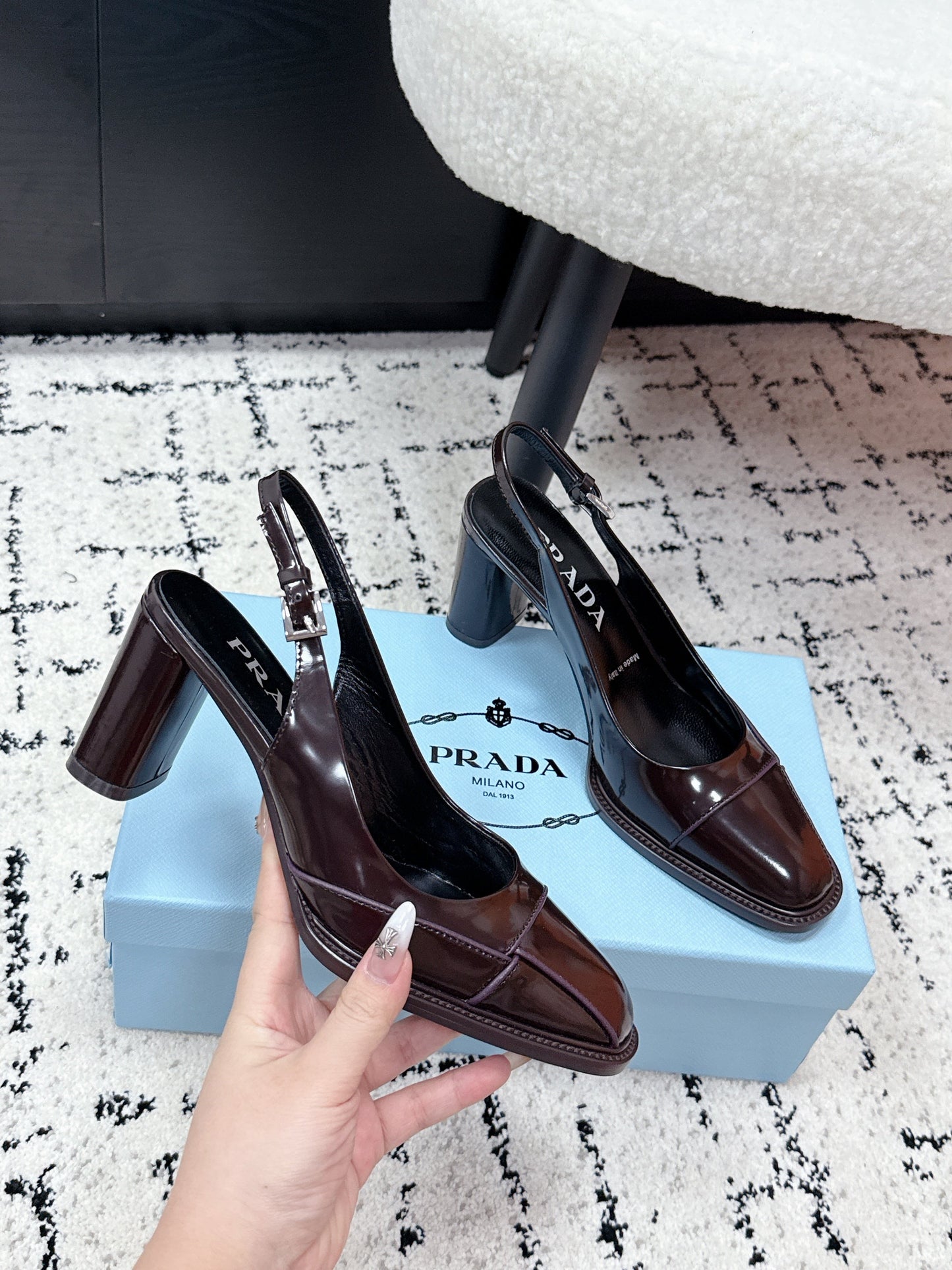 Босоніжки-слінгбеки PRADA 26S, 70 мм, з темно-коричневої лакованої телячої шкіри