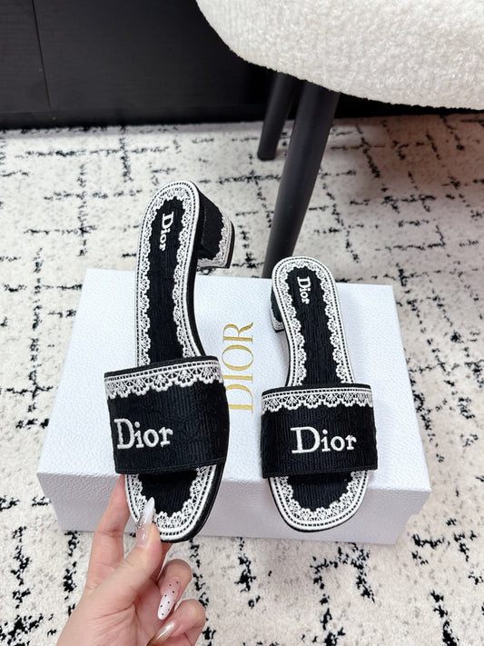 ШЛЬОПАНЦІ DIOR 26S НА ВИСОКИХ ПІДБОРАХ З ЧОРНО-БІЛИМ РЕЛЬЄФНИМ МЕРЕЖИВОМ У ВІЗЕРУНКУ OBLIQUE