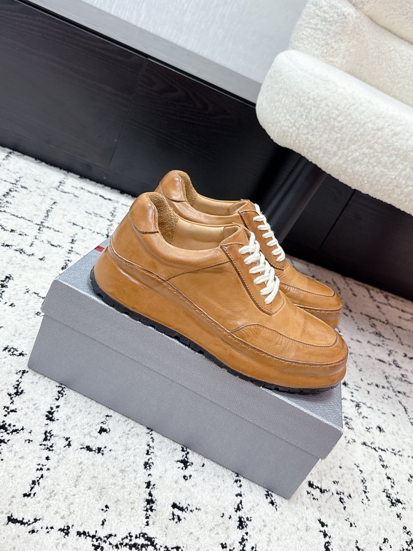 КРОСІВКИ PRADA 26S З БЛИСКУЧОЇ ТЕЛЯЧОЇ ШКІРИ КОЛЬОРУ ЗОЛОТИСТОГО КОРИЧНЕВОГО