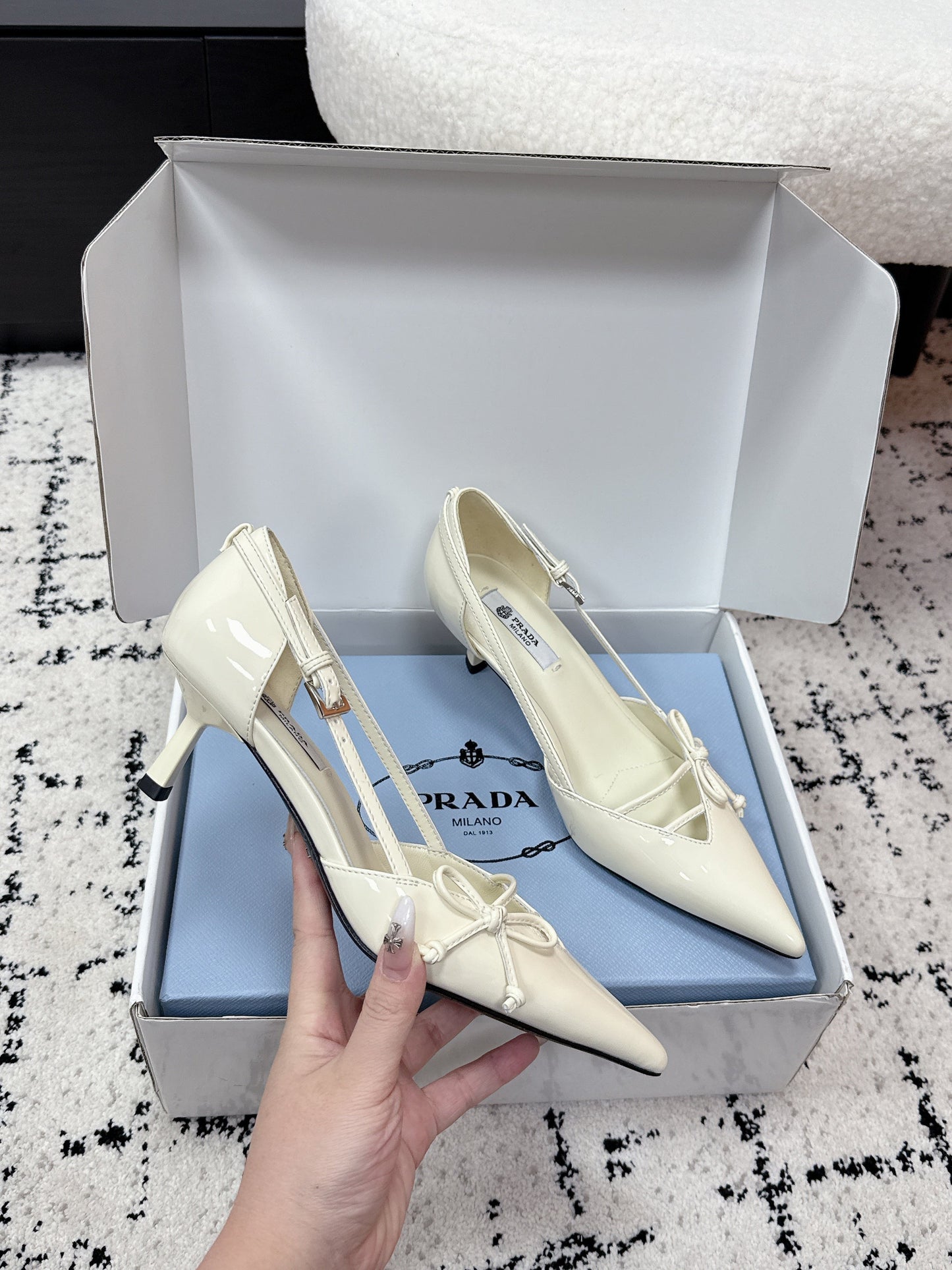 ТУФЛІ-ЧОВНИКИ PRADA 26S З ГОСТРИМ НОСКОМ НА ПІДБОРАХ 55 ММ З ТЕЛЯЧОЇ ШКІРИ КОЛЬОРУ СЛОНОВОЇ КІСТКИ З БАНТОМ