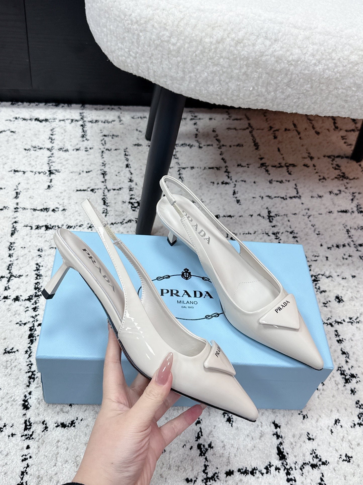 БОСОНІЖКИ PRADA 26S SLINGBACK 60 ММ З КРЕМОВО-БІЛОЇ ЛАКОВАНОЇ ТЕЛЯЧОЇ ШКІРИ