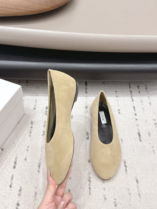 THE ROW 26S BALLET FLATS IN BEIGE SUEDE